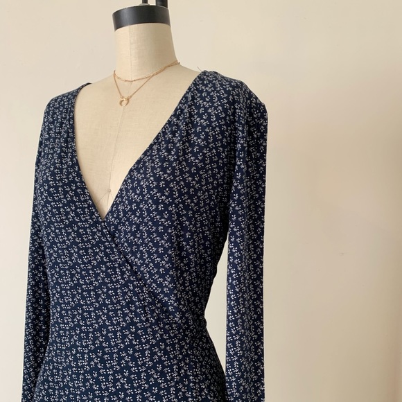 Brandy Melville navy blue floral wrap dress new - Picture 5 of 6